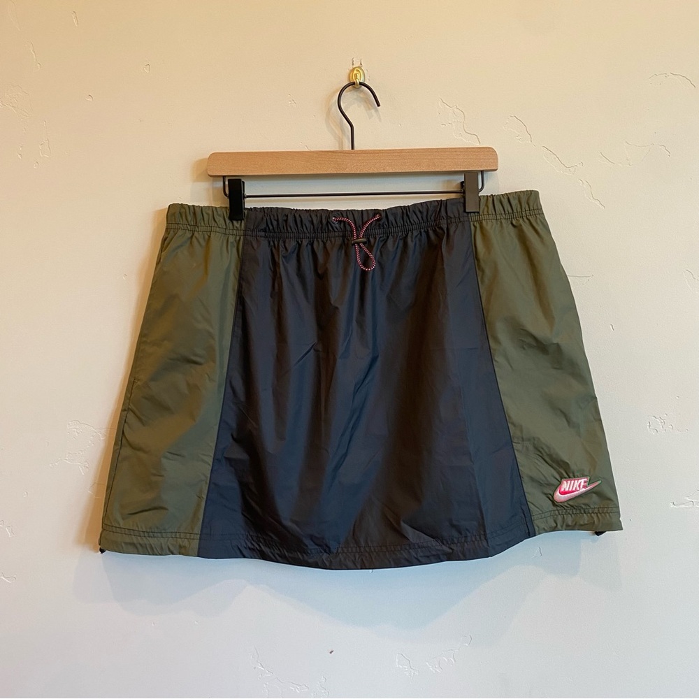 NIKE Black & Green Icon Clash Woven Colorblock Athletic Skirt
